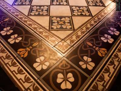 ...e decorata con eleganti motivi geometrici e floreali